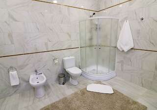Гостевой дом VIP Apartments Dipservice Hall Минск Двухместный номер Делюкс с 1 кроватью и ванной-1