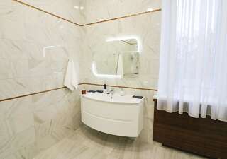 Гостевой дом VIP Apartments Dipservice Hall Минск Двухместный номер Делюкс с 1 кроватью и ванной-2
